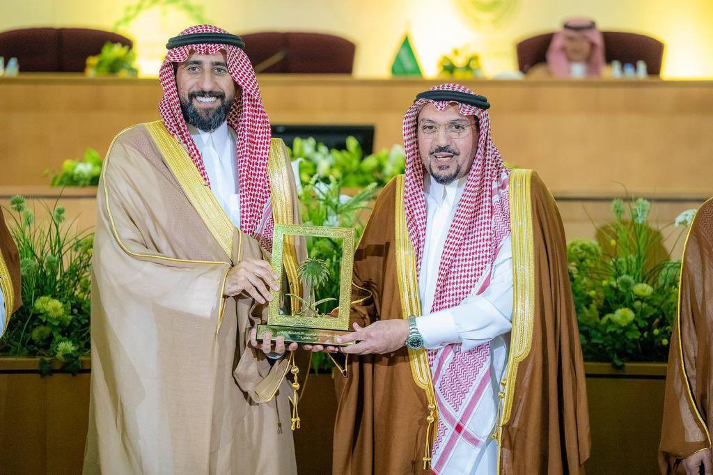 أمير القصيم يسلم  الدارة جائزة صناعة المحتوى الرقمي بوسائل التواصل الاجتماعي عن حساب الملك عبدالعزيز