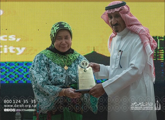 تكريم مديرة معهد الدراسات الإسلامية الدكتورة ماكرينا مورادس .